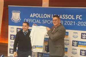 Έδωσαν τα χέρια... και το deal στην φανέλα του Απόλλωνα! (φώτος)