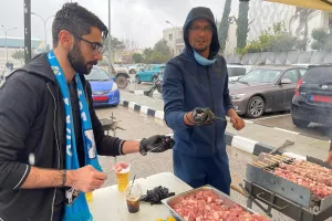 (ΦΩΤΟΣ/ΒΙΝΤΕΟ) Σουβλάκι, ποτό και συνθήματα, πριν την Ανόρθωση