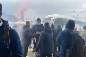 Υποδέχθηκαν την αποστολή με... πυρσούς (φώτος/βίντεο)