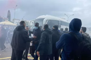 Υποδέχθηκαν την αποστολή με... πυρσούς (φώτος/βίντεο)