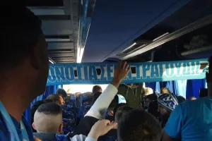 ΒΙΝΤΕΟ/Έστησαν πάρτι στο λεωφορείο οι Παφίτες!