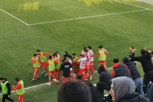 Νέα Σαλαμίνα - Ακρίτας: Πήρε το ντέρμπι, έβαψε κόκκινη την κορυφή! 