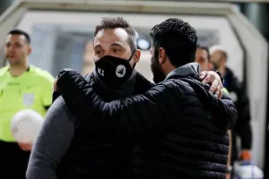 Αγκαλιά/Κυριάκος και Μάκης
