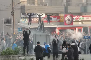 Κοσμοσυρροή έξω από τη Δυτική για την αποστολή του Απόλλωνα! (βίντεο/φώτος)