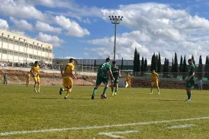 Γαλαζοκίτρινο το "αιώνιο" Κ17 και κορυφή! (φώτος)