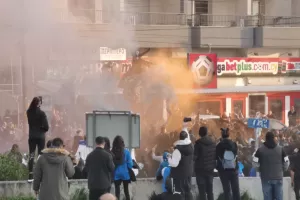 Κοσμοσυρροή έξω από τη Δυτική για την αποστολή του Απόλλωνα! (βίντεο/φώτος)