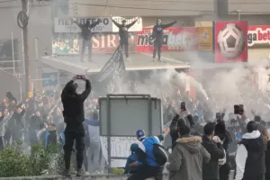 Κοσμοσυρροή έξω από τη Δυτική για την αποστολή του Απόλλωνα! (βίντεο/φώτος)