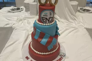 "Βυσσινί" Gala Dinner γενεθλίων (φώτος)