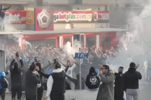 Κοσμοσυρροή έξω από τη Δυτική για την αποστολή του Απόλλωνα! (βίντεο/φώτος)