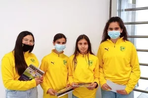 Μοιράζουν φυλλάδια τα κορίτσια της ΑΕΚ Κ14 (φώτο)