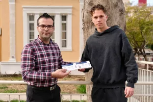 Μοίρασε εισιτήρια σε σχολεία ο Βαλακάρι (φώτος)