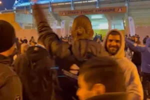 Σκηνικό έξω από το γήπεδο (βίντεο)