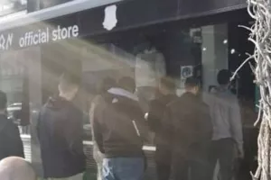 Στην... ουρά για ένα εισιτήριο (φώτος)