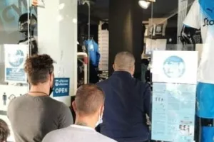 Στην... ουρά για ένα εισιτήριο (φώτος)