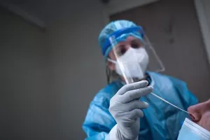 "Παίζει" αλλαγή για 24ωρο τεστ στους ανεμβολίαστους
