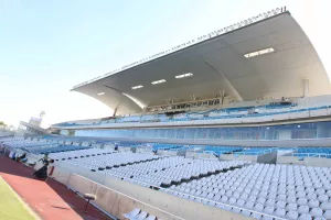 Κερδίζει έδαφος το "άνοιγμα" των γηπέδων για ανεμβολίαστους