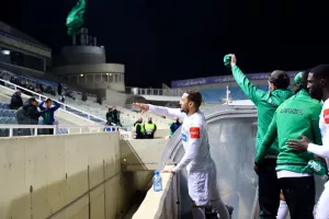 Ολυμπιακός/Πέταξαν φανέλες στον κόσμο πριν τη… σέντρα με ΑΠΟΕΛ!