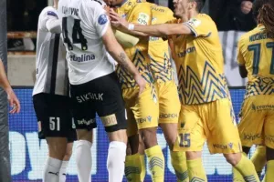 ΑΠΟΕΛ - ΑΕΚ: Την κέρδισε και την… έπιασε στην 2η θέση! (Φώτος)