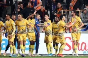 ΑΠΟΕΛ - ΑΕΚ: Την κέρδισε και την… έπιασε στην 2η θέση! (Φώτος)