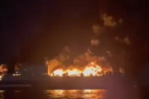 Φωτιά σε πλοίο κοντά στην Κέρκυρα - Εγκατέλειψαν οι επιβάτες (Βίντεο)