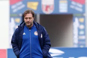 "Χαμηλά η μπάλα" από Μαρτίνς