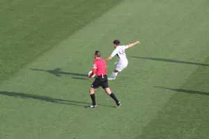 ΦΩΤΟΣ/Κομπίνα στο φάουλ με Εμπραλίντζε-Μπένι και 1-0!