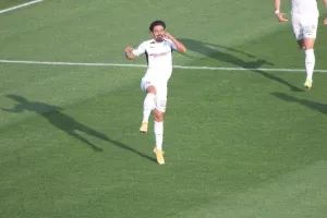 ΦΩΤΟΣ/Κομπίνα στο φάουλ με Εμπραλίντζε-Μπένι και 1-0!