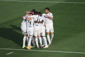 ΦΩΤΟΣ/Κομπίνα στο φάουλ με Εμπραλίντζε-Μπένι και 1-0!