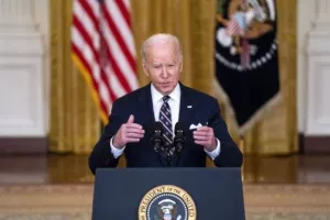 Μπάιντεν: Θα χτυπήσουμε το ρούβλι και θα περιορίσουμε τις δουλειές της Ρωσίας με όλα τα νομίσματα