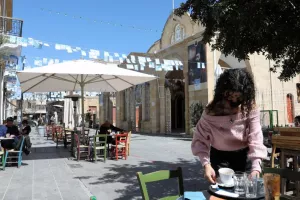 Ανοίγουν τα καφέ για ανεμβολίαστους ανήλικους - Αλλαγές μέτρων