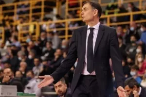 Δυο προσαγωγές οπαδών της ΑΕΚ για την ένταση με Μπαρτζώκα στο τέλος!