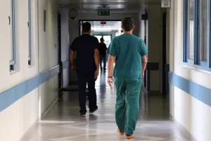 Πέμπτη - Ένας θάνατος, 2815 κρούσματα