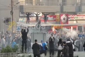 Κοσμοσυρροή έξω από τη Δυτική για την αποστολή του Απόλλωνα! (βίντεο/φώτος)