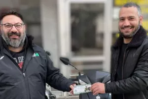 Παρέλαβε την μοτοσυκλέτα ο τυχερός της Ομόνοιας 29Μ