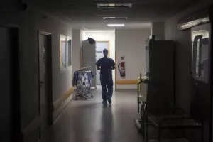 Ασθενής έφυγε με ρόμπα από κλινική, σε συναγερμό η Αστυνομία