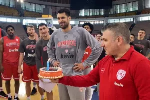 Η «ερυθρόλευκη» τούρτα για τα γενέθλια του Πρίντεζη!
