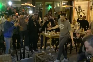 Το «ερυθρόλευκο» ζεϊμπέκικο του Παπανικολάου!