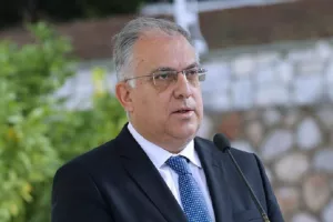 Παρέμβαση Θεοδωρικάκου για το προκλητικό πανό