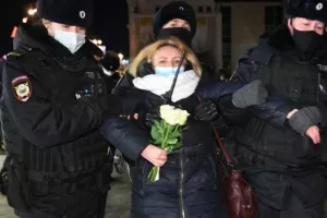 Εκατοντάδες συλλήψεις σε αντιπολεμικές διαδηλώσεις στη Ρωσία 