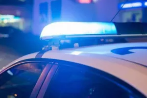 Λήξη συναγερμού με τον άντρα που απειλούσε να πέσει από κτίριο