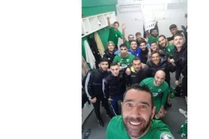 Ιστορική άνοδος και... πανηγυρική σέλφι! (φώτο)