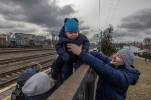 ΕΚΕΙ πόλεμος-καταστροφή και εδώ... "πόλεμος" για το ποδόσφαιρο!