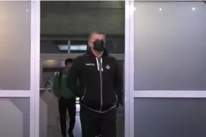 Οι "αθέατες" στιγμές από το ντεμπούτο του Λένον (βίντεο)