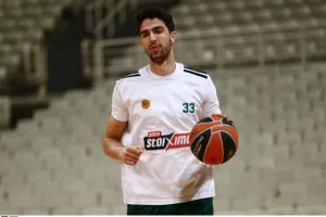 Βράβευσε τον Χουγκάζ πριν από το παιχνίδι με Παναθηναϊκό