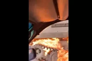 Ρίχνουν μολότοφ σε ρωσικά τεθωρακισμένα (βίντεο) 