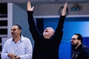 Τρελάθηκε ο Εγγλέζος με τους διαιτητές – ΕΠΙΚΕΣ αντιδράσεις του κόουτς