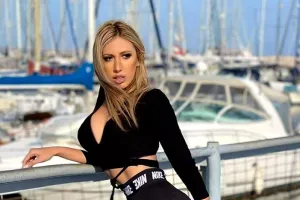 Γιορτάζει και μας... κερνάει