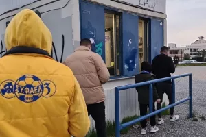 ΑΕΛίστες στα ταμεία για εισιτήριο (φώτος) 