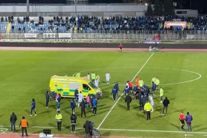 (UPD) Χτύπησε στο κεφάλι ο Αντωνιάδης - Αποχώρησε με ασθενοφόρο 