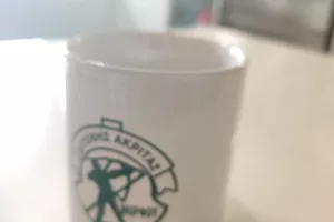 "Πίνουμε γρήγορα τον καφέ μας κι αναχωρούμε..."